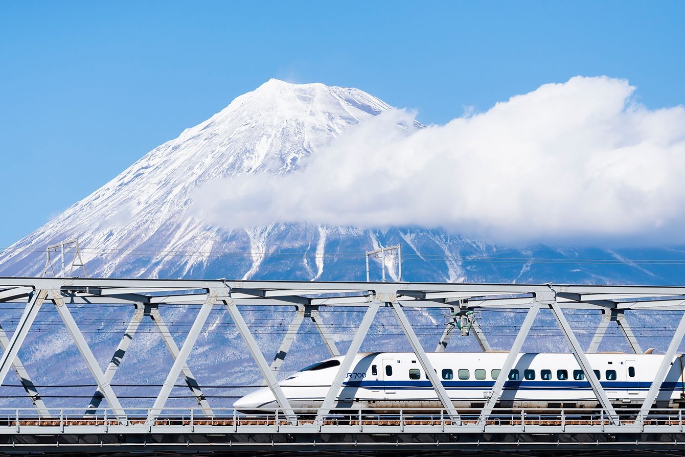 富士山噴火時の溶岩流のイメージ。高温の溶岩が地形を流れ下り、周囲の森や建物を破壊する様子