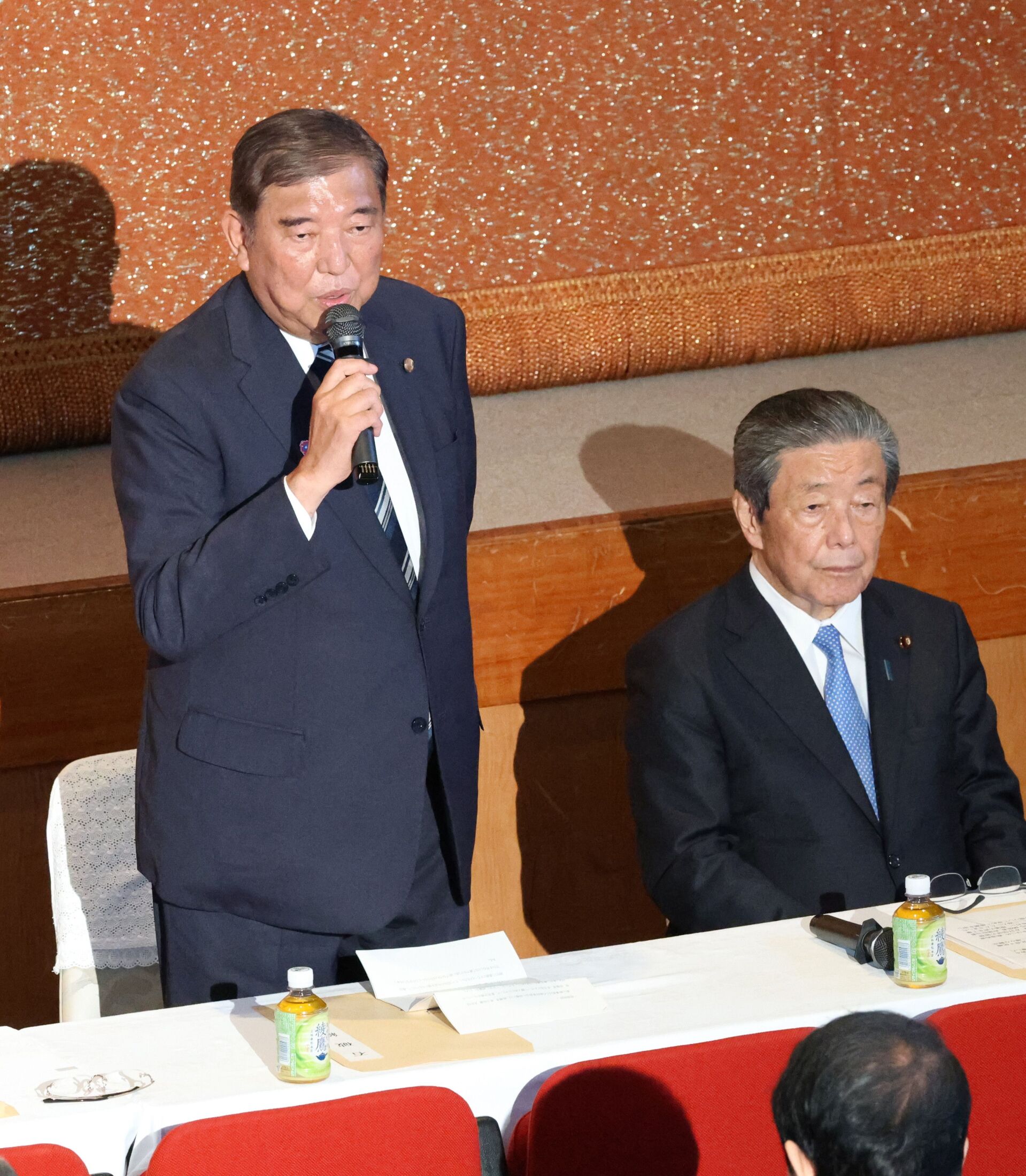 参院選大敗を総括する自民党両院議員総会で挨拶する石破茂首相と森山裕幹事長