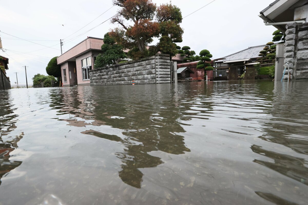 熊本県玉名市で8月11日の豪雨により冠水した住宅街の様子。記録的豪雨の甚大な被害を示す