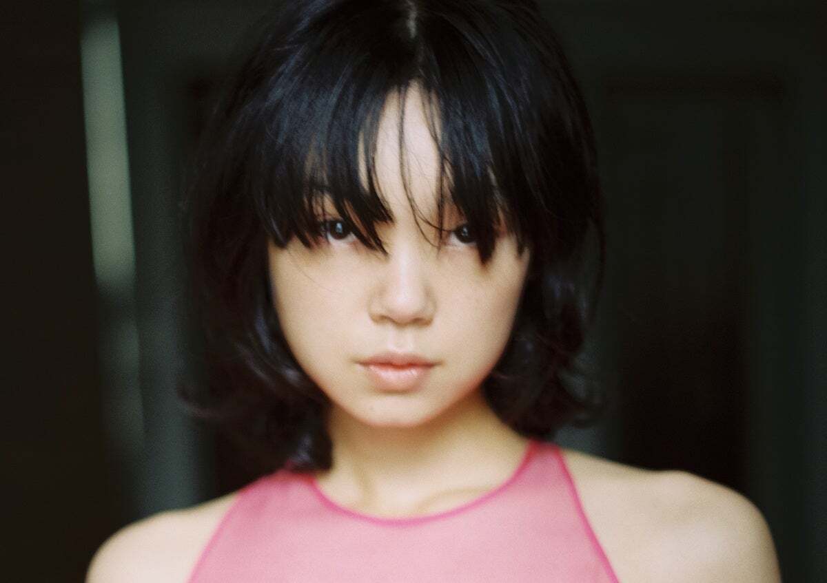 古川琴音さんの写真集『CHIPIE』より。朝ドラ「あんぱん」で「アンパンマン」の精神を継ぐ中尾星子役を演じる彼女の姿。