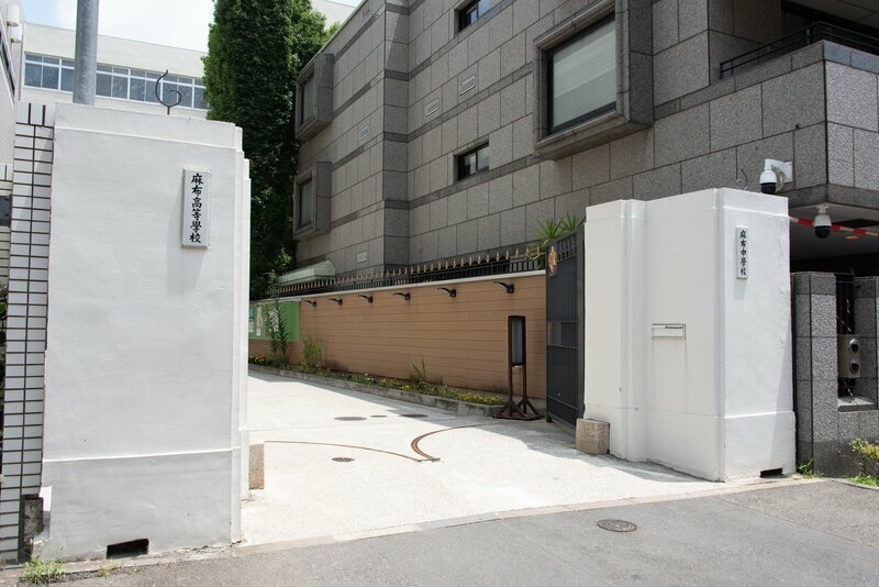 麻布学園の正門と校道。右に見えるのはカタール大使館で、将来的な校道拡幅の構想が語られる場所。