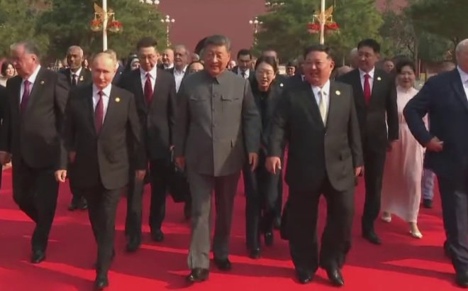 中国の抗日戦争勝利記念軍事パレードで、笑顔で並び歩く習近平国家主席、プーチン大統領、金正恩総書記。