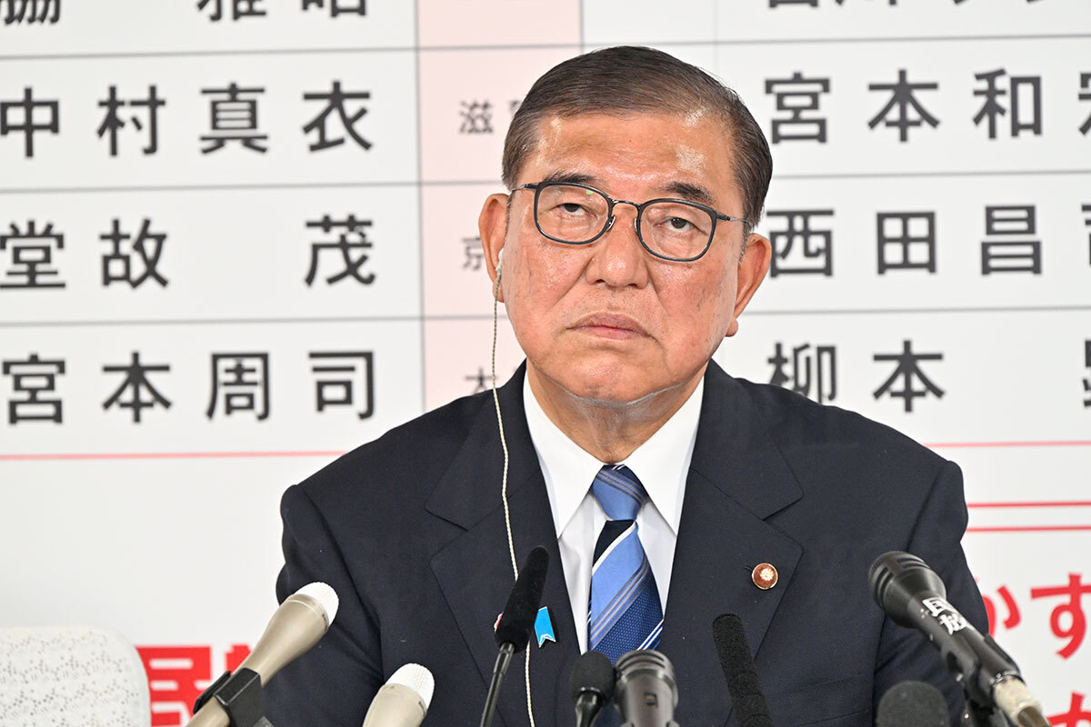 石破茂首相が会見で発言する様子。政権支持率の上昇に期待が高まる。