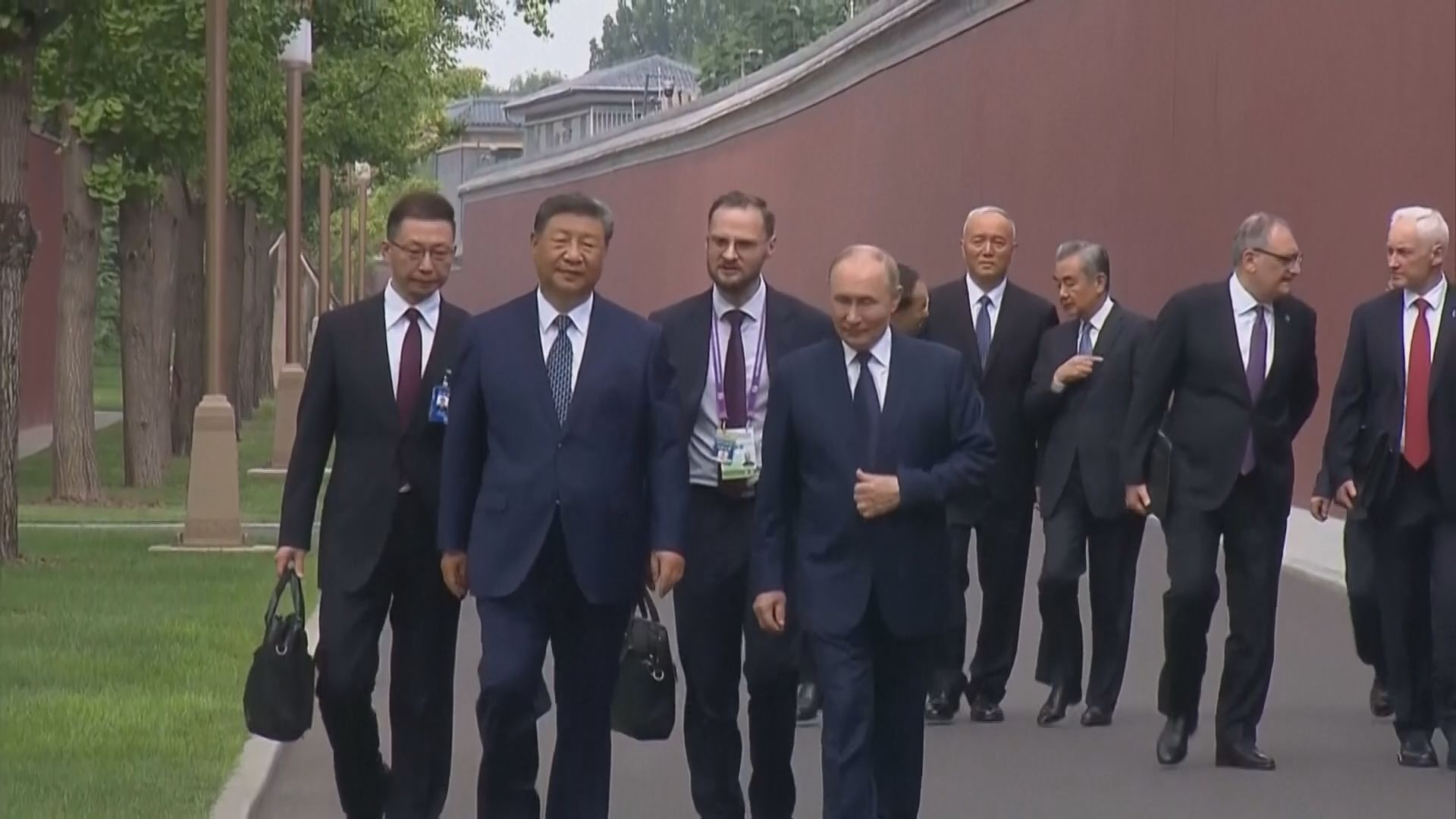 2025年9月2日、北京の人民大会堂で会談し、握手を交わす中国の習近平国家主席とロシアのプーチン大統領。両首脳は結束を強調した。