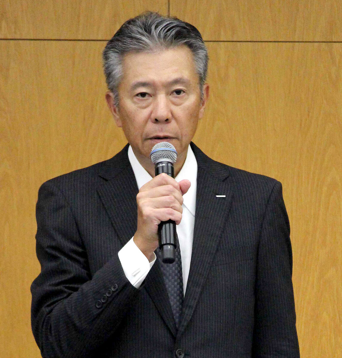 サントリーHDの鳥井信宏社長が新浪剛史会長の辞任に関して記者会見を行う様子