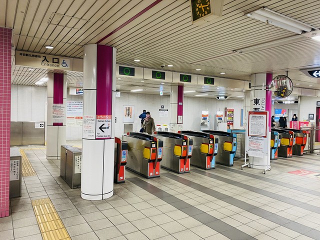 「京阪電車ではありません」の注意書きがある地下鉄三条京阪駅のホーム