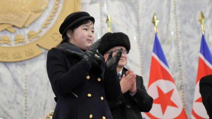 2023年の軍事パレードで金正恩総書記の隣に立つキム・ジュエ氏。彼女の公の場での登場が増えている。