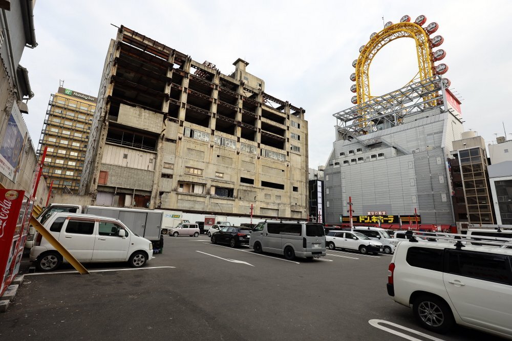 共生バンクグループが保有を主張する宗右衛門町モータープール（大阪）を西側から撮影