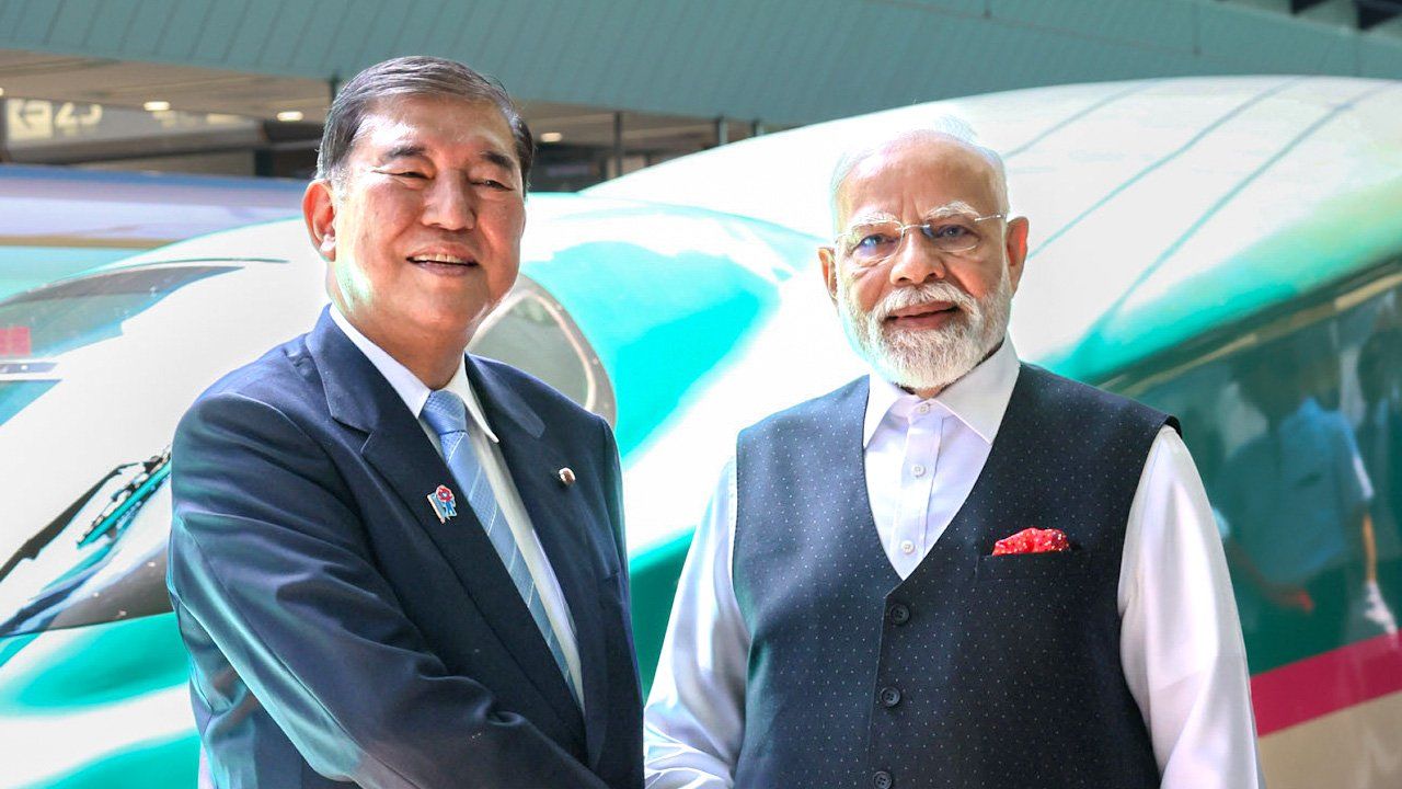 新幹線を背景にインドのモディ首相（右）と写真に納まる石破茂首相（左）。外務活動も積極的で、支持率上昇の一因との見方も。（2025年8月30日、JR東京駅）