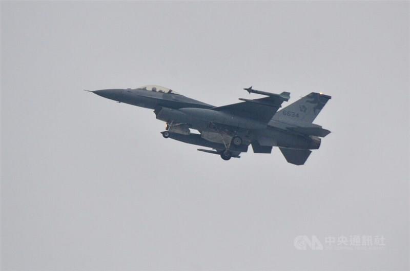 台湾空軍の戦闘機が訓練飛行を行う様子。台湾の防衛体制と空域監視の重要性を示す。