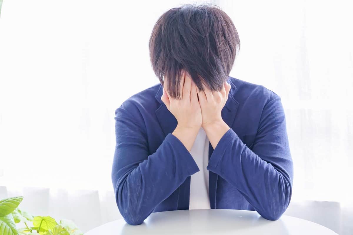 記憶喪失を訴える男性のイメージ。身元不明の田中一さんの状況を想起させる写真。