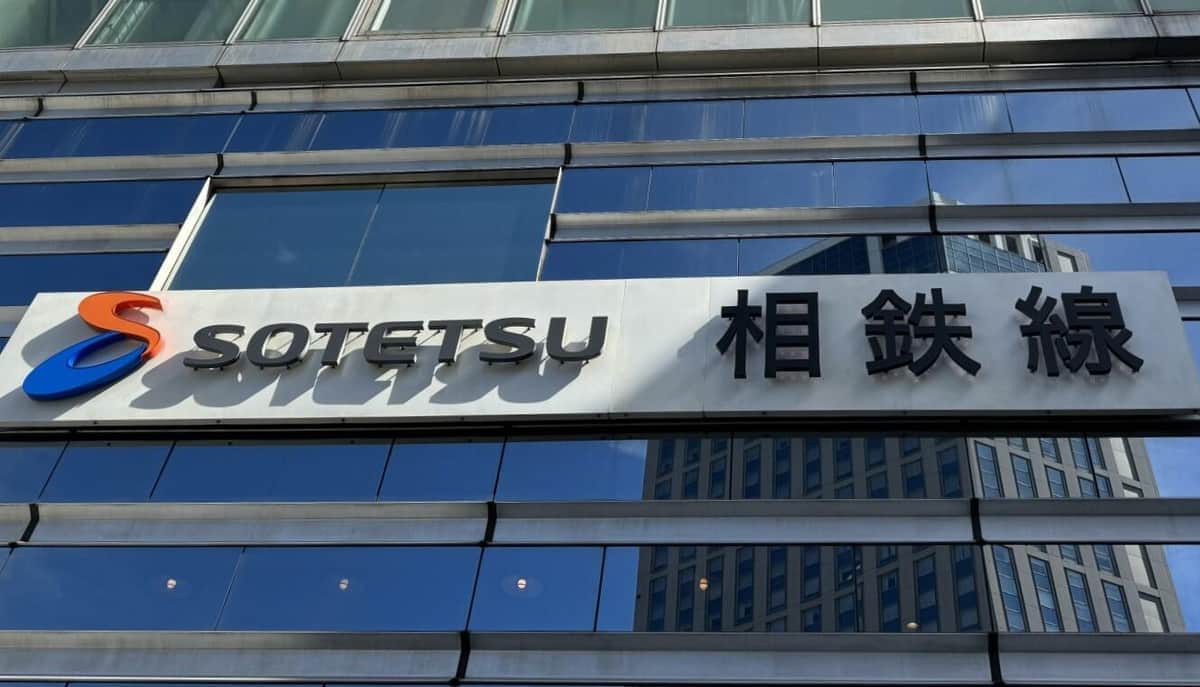 相鉄線の電車がホームに停車している様子。この路線で液体付着による乗客負傷事件が発生した。