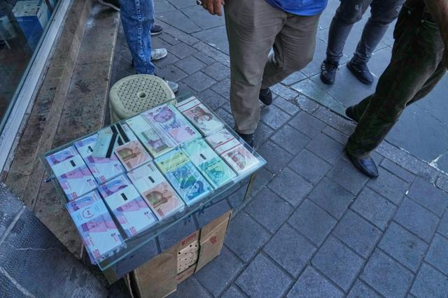 イラン通貨が記録的下落　「戦争」「制裁復活」…国民の不安映す