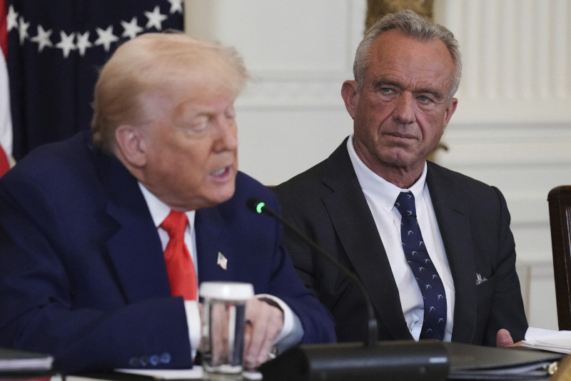 米国公衆衛生行政を巡る議論の中心であるケネディ厚生長官とトランプ大統領。ワクチン政策を巡る対立が深まるワシントンでの様子。