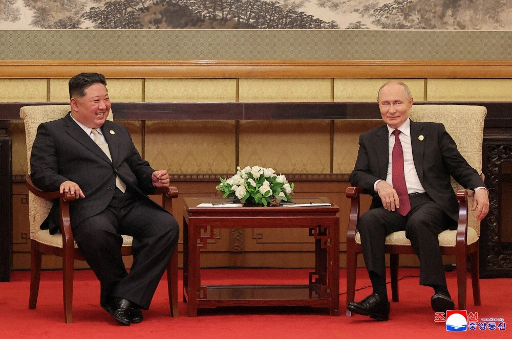 北京での露朝首脳会談で握手を交わすプーチン大統領と金正恩総書記（2025年9月3日）