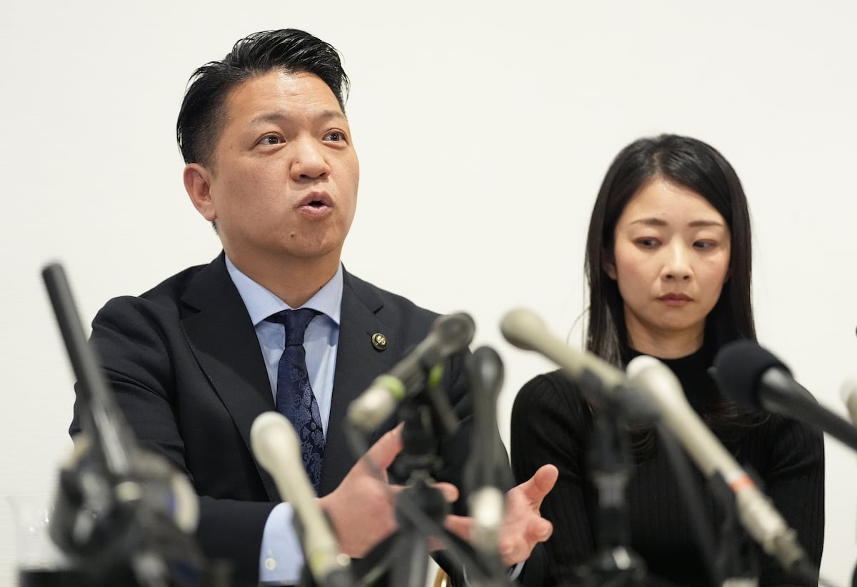不倫騒動」について記者会見を開く大阪府岸和田市の永野耕平前市長（左、当時）と妻の紗代さん。この異例の会見は多くの注目を集めた。