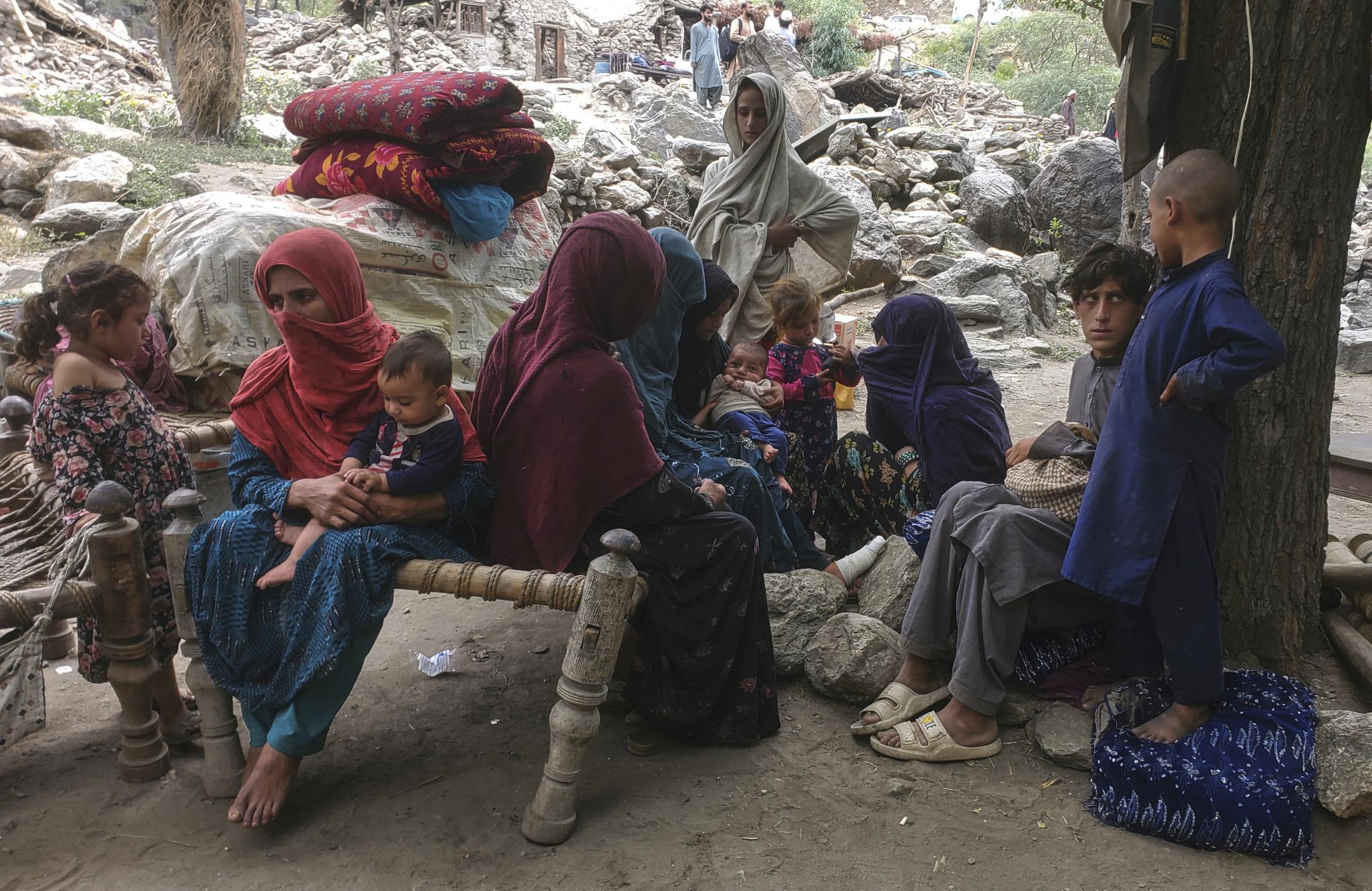 アフガニスタン東部クナール州で地震により家を失い避難する家族。過酷な被災状況と人道支援の必要性を示す。
