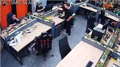 トルコのテクノロジーニュースサイトCEOによる鉢植え投擲事件の監視カメラ映像