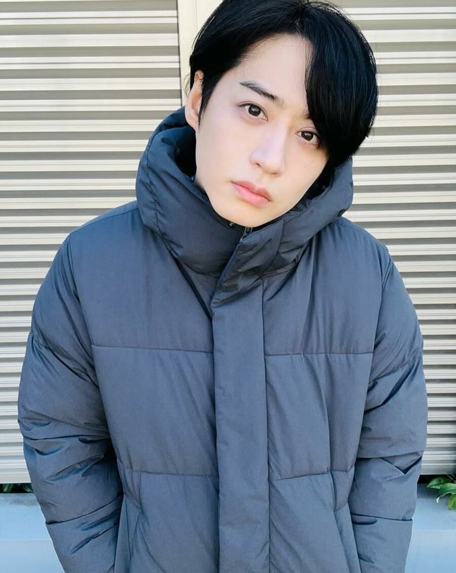 前山剛久氏が250日ぶりにインスタグラムに投稿した際の近影。黒いTシャツにジーンズ姿でカメラを見つめている。