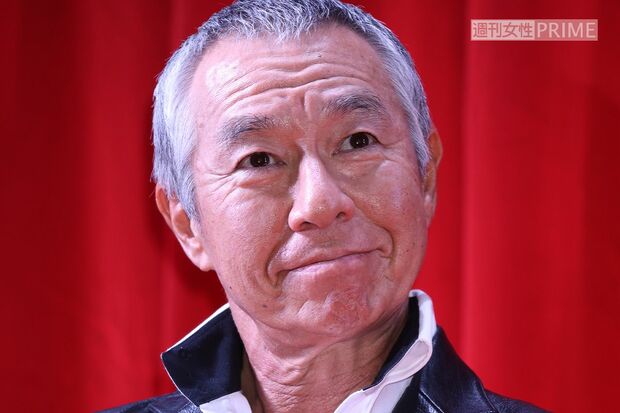 月9ドラマ撮影の合間に、エプロン姿で高校野球を視聴する柳葉敏郎