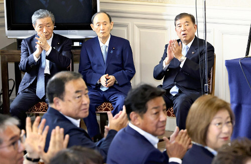 自民党両院議員総会に出席する石破首相。内閣支持率上昇への疑念が党内で囁かれる中、首相は静かに会議に臨む。