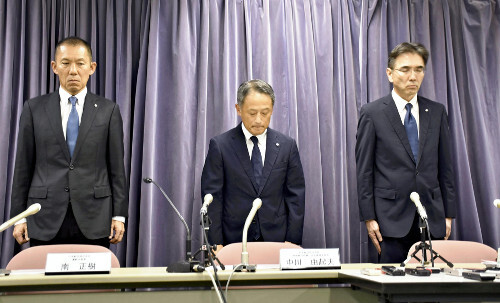 日本航空の幹部らが飲酒問題について記者会見を開いている様子。国土交通省で4日撮影。