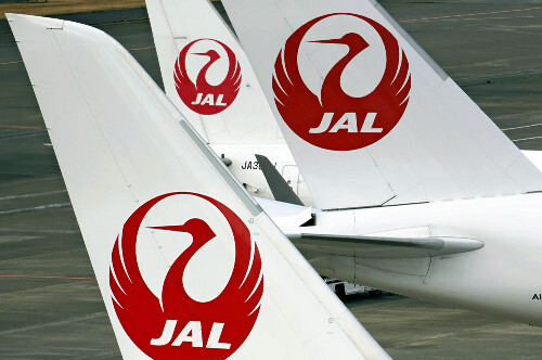 日本航空のロゴと航空機が描かれたイメージ。航空業界の安全を象徴する。