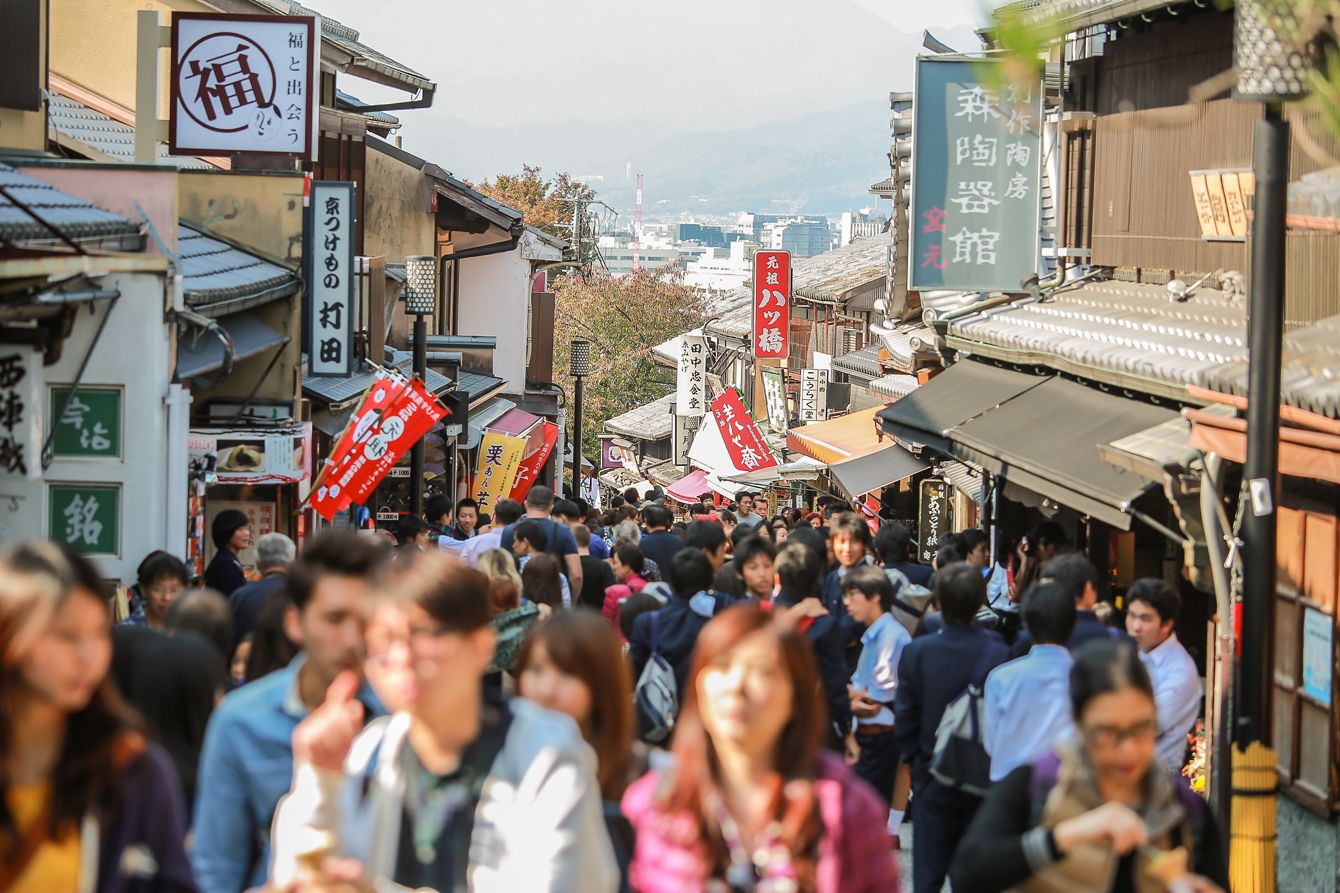 日本の観光地を巡る中国人観光客のイメージ。彼らの旅の目的には、日本に残る古代中国文化への関心も含まれる。