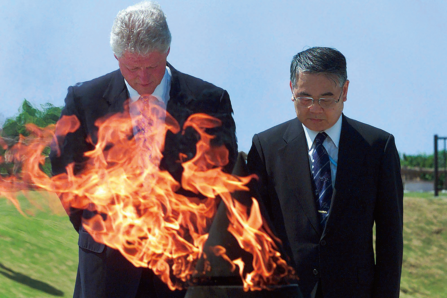 2000年7月、沖縄県糸満市の平和の礎で黙祷するクリントン米大統領と稲嶺恵一知事