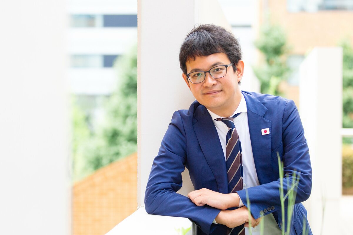 元官僚芸人まつもと氏のポートレート写真。42歳で芸人の道へ進んだ異色の経歴を持つ。