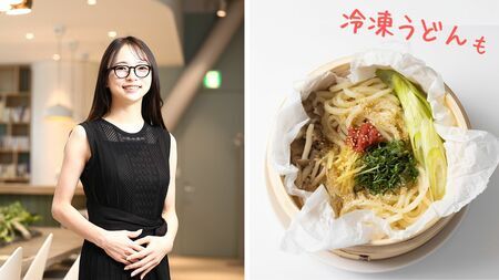 料理研究家りよ子さんが考案したせいろ蒸しのアレンジレシピ、冷凍うどんを使った簡単料理の例。右には笑顔のりよ子さん。