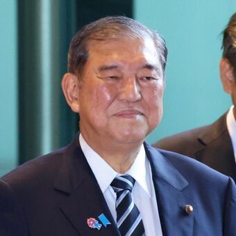 石破茂首相が首相官邸に入り、緊迫する政局の中で厳しい表情を見せる様子