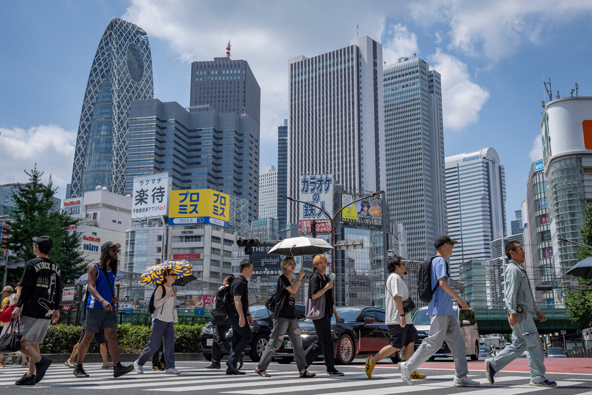 昨年記録的な猛暑に見舞われた東京で、秋も異常な高温が続く可能性を示唆するイメージ
