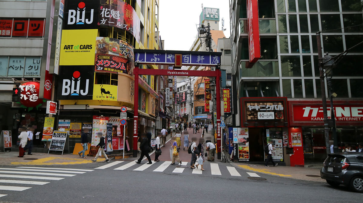 渋谷道玄坂に位置する、一見普通の分譲マンション。実際には複数のワンルームホテルとして利用されている実態を示す建物外観。