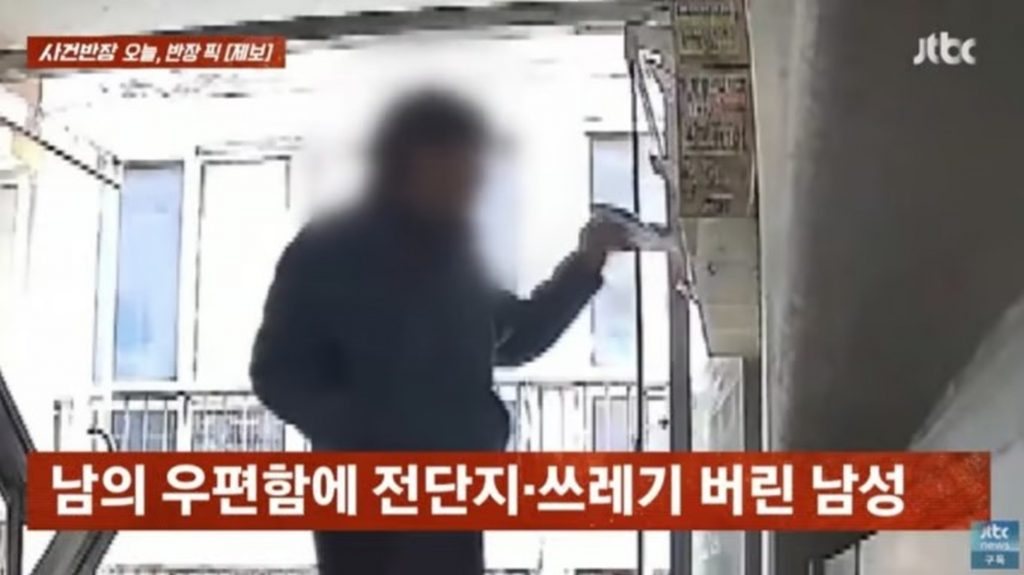 韓国の郵便受けにゴミを投函する男の防犯カメラ映像