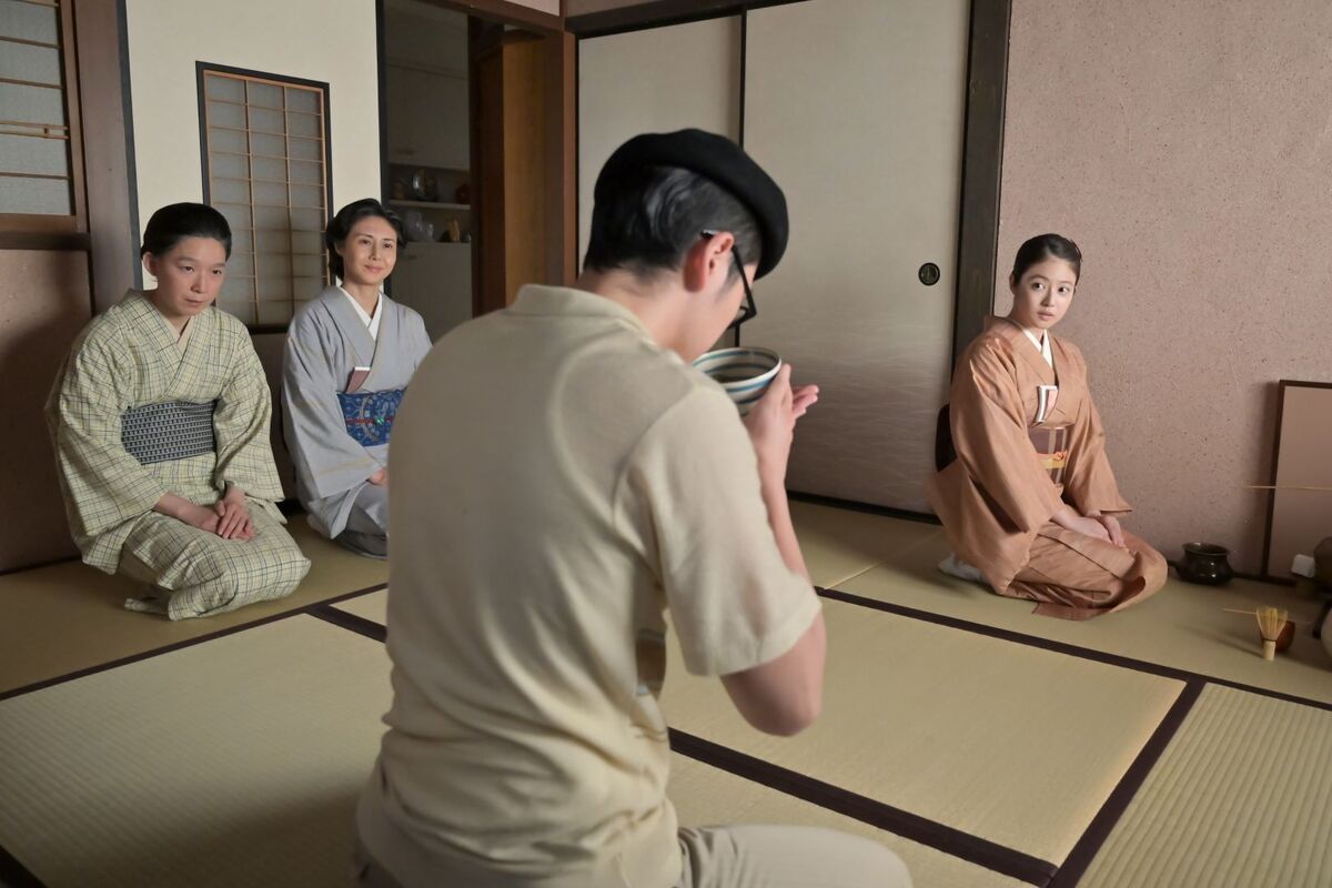 あんぱん第114話、柳井家で抹茶を飲みながら居眠りする手嶌治虫