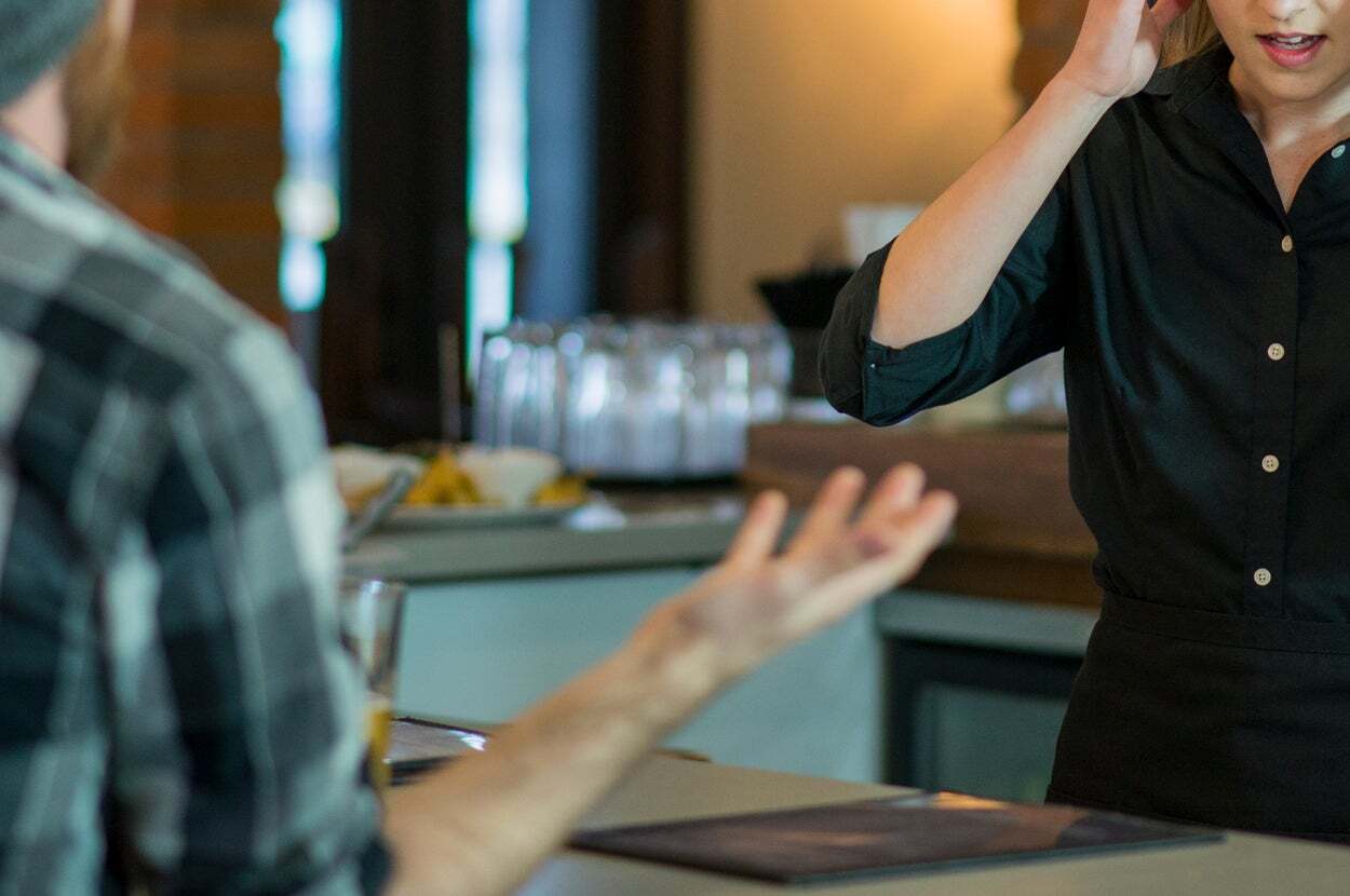 米国ニューヨークの飲食店にて、英語のアクセントを理由に客から人種差別的な暴言を受ける移民オーナーの様子。