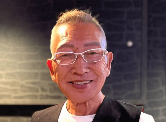 ビートきよし氏とマネージャーがXで報告した、眉下リフト手術後の目元の変化を示す写真