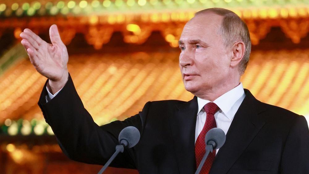 中国・北京での記者会見でウクライナ戦争への見解を語るプーチン露大統領
