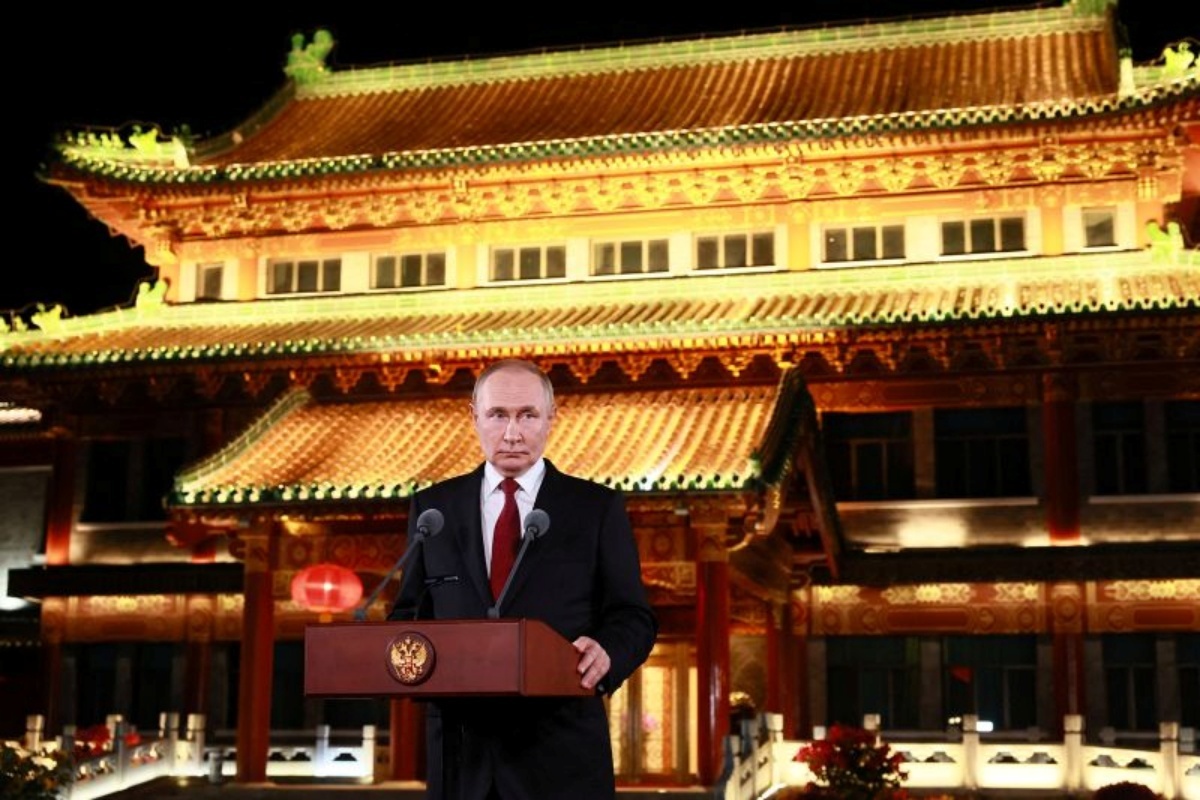 ロシアのプーチン大統領が中国北京で記者会見を行う様子。ウクライナ紛争を巡る米ロ間の緊張が高まる中、注目が集まる。