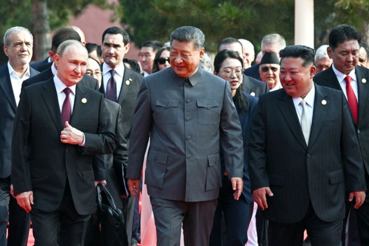 天安門軍事パレードに臨む中国の習近平国家主席、ロシアのプーチン大統領、北朝鮮の金正恩総書記。この場で不死と長寿について言葉を交わした。