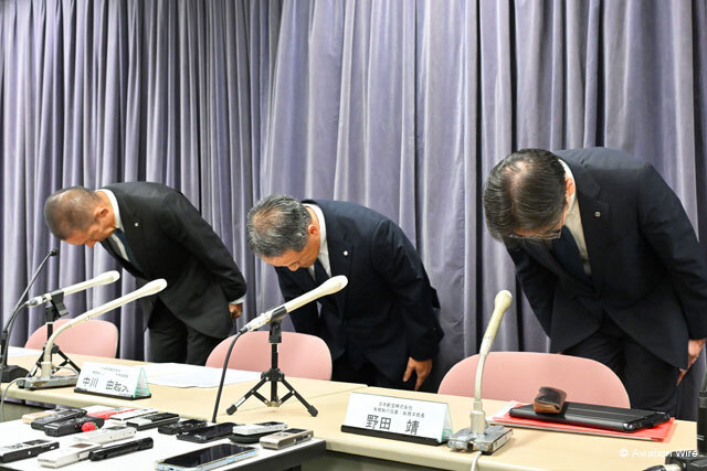 JALの常務執行役員らが飲酒問題について国土交通省での会見前に陳謝する様子