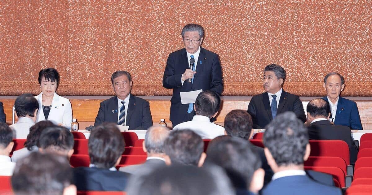 自民党両院議員総会開催前、石破茂首相（左から2番目）と話し合う有村治子参院議員（左端）。この打ち合わせ動画がSNSで拡散され、後に有村議員が総会長を辞任する政治的背景と関連付けられています。