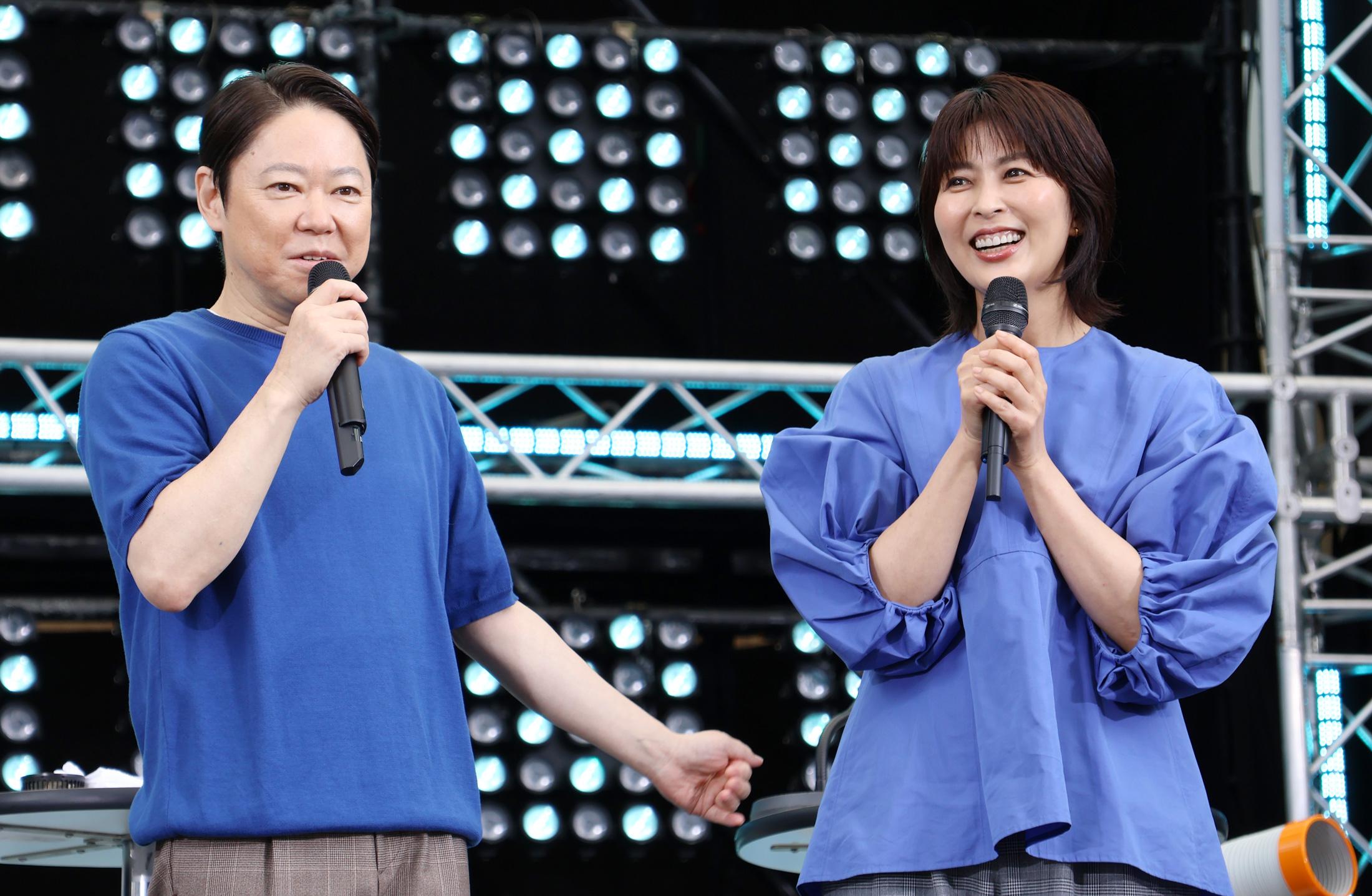 連続ドラマ「しあわせな結婚」で主演を務める阿部サダヲとヒロインの松たか子が笑顔を見せる。