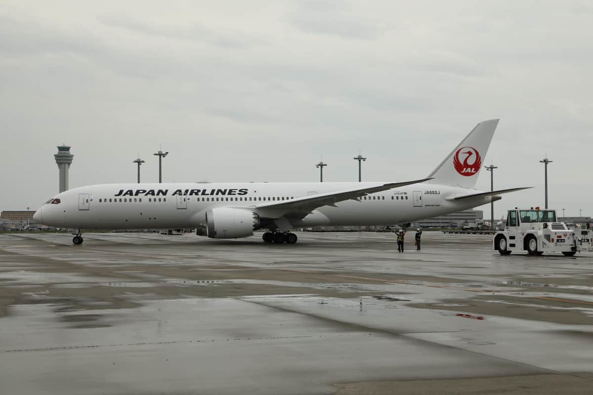JALのボーイング787-9型機。今回飲酒事案を起こした機長が乗務予定だった同型機が羽田空港に駐機している様子。
