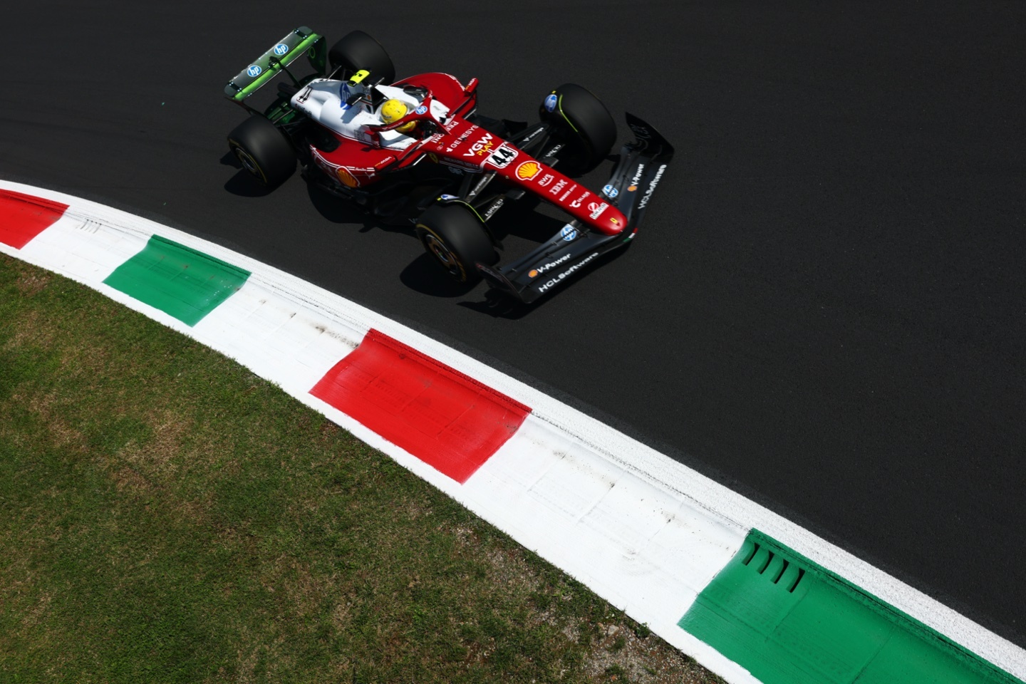 フェラーリが母国好調！ ハミルトンFP1最速。僚友ルクレール