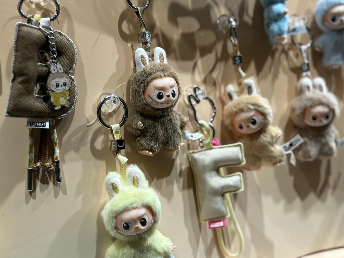 ラブブ Labubu 店員 MINI MARKET POP MARTのLABUBU WACKY MART SERIES店員ラブブ LABUBU｜Yahoo