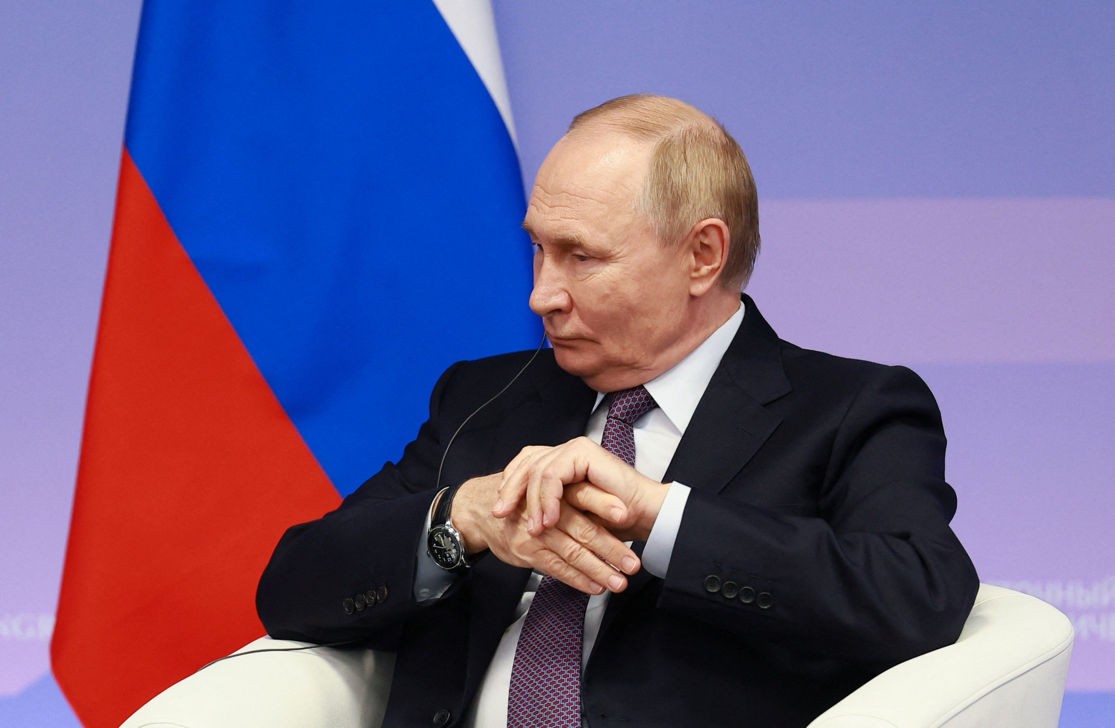 ウラジオストクで開催された経済フォーラムで演説するロシアのプーチン大統領。ウクライナへの西側部隊派遣について警告を発した。（2024年9月4日撮影）