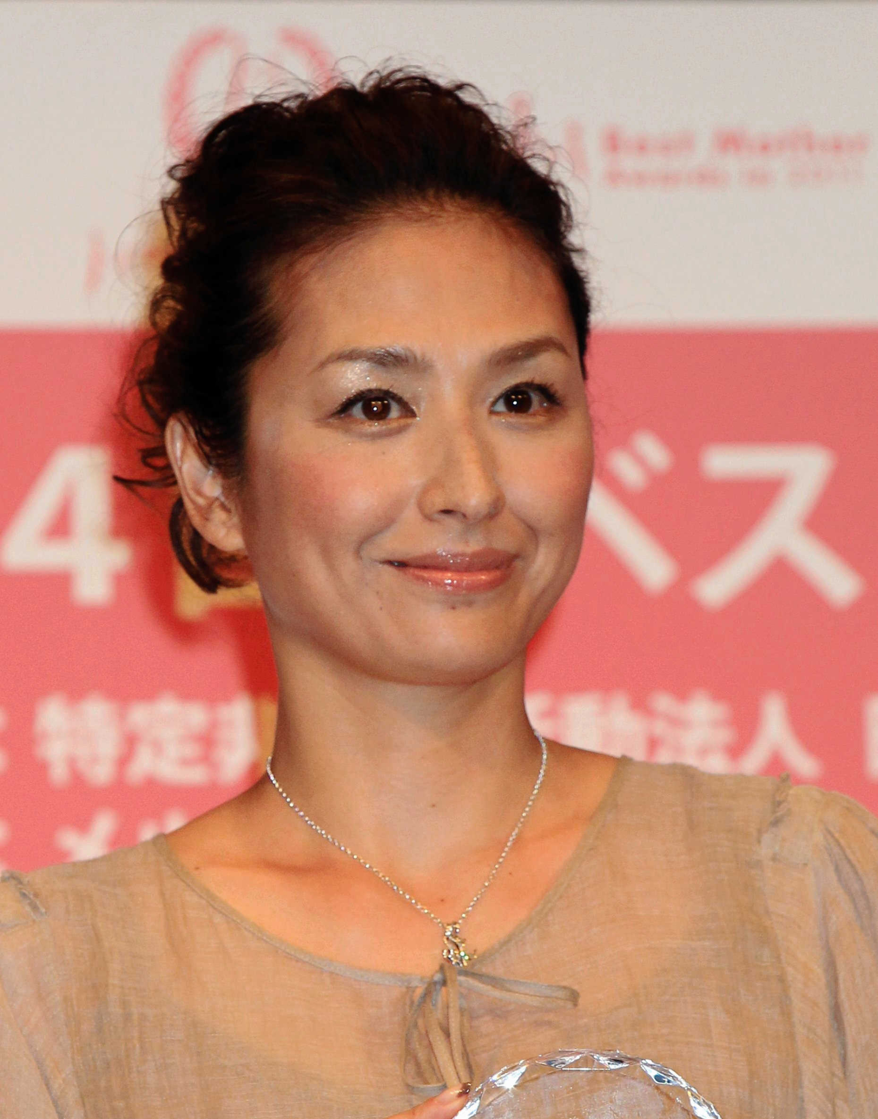 モデルの亜希さんが新居の独立型キッチンで笑顔を見せる様子