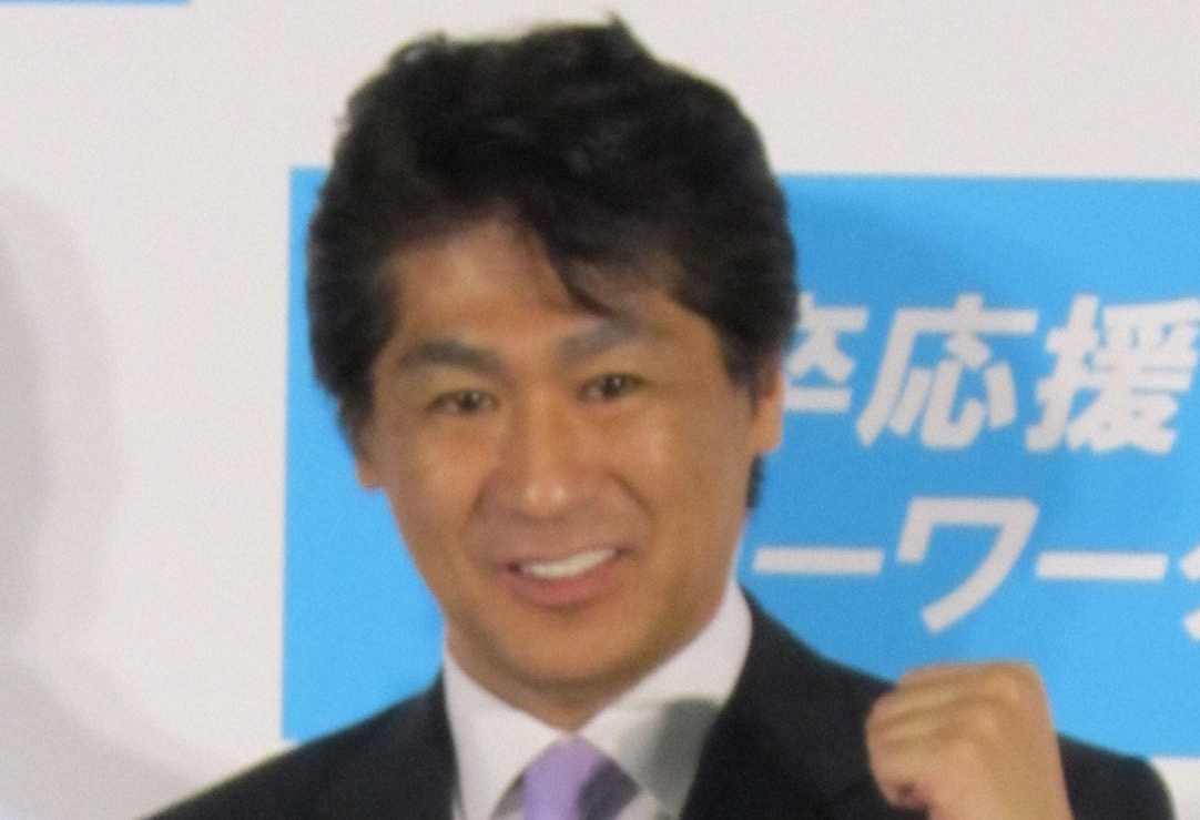 自民党の田村憲久元厚労相が日本の政治課題について語る姿